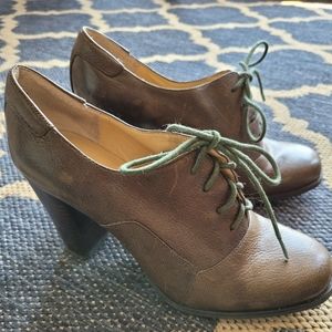 Nine West, green leather, heeled, lace up shoe with non slip soles.